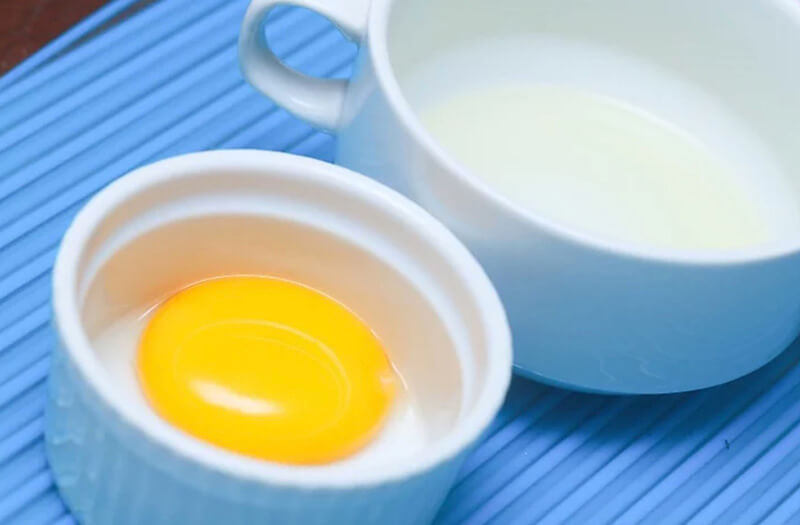  Tự làm mặt nạ protein bằng cách trộn một quả trứng sống với một muỗng canh dầu ôliu.